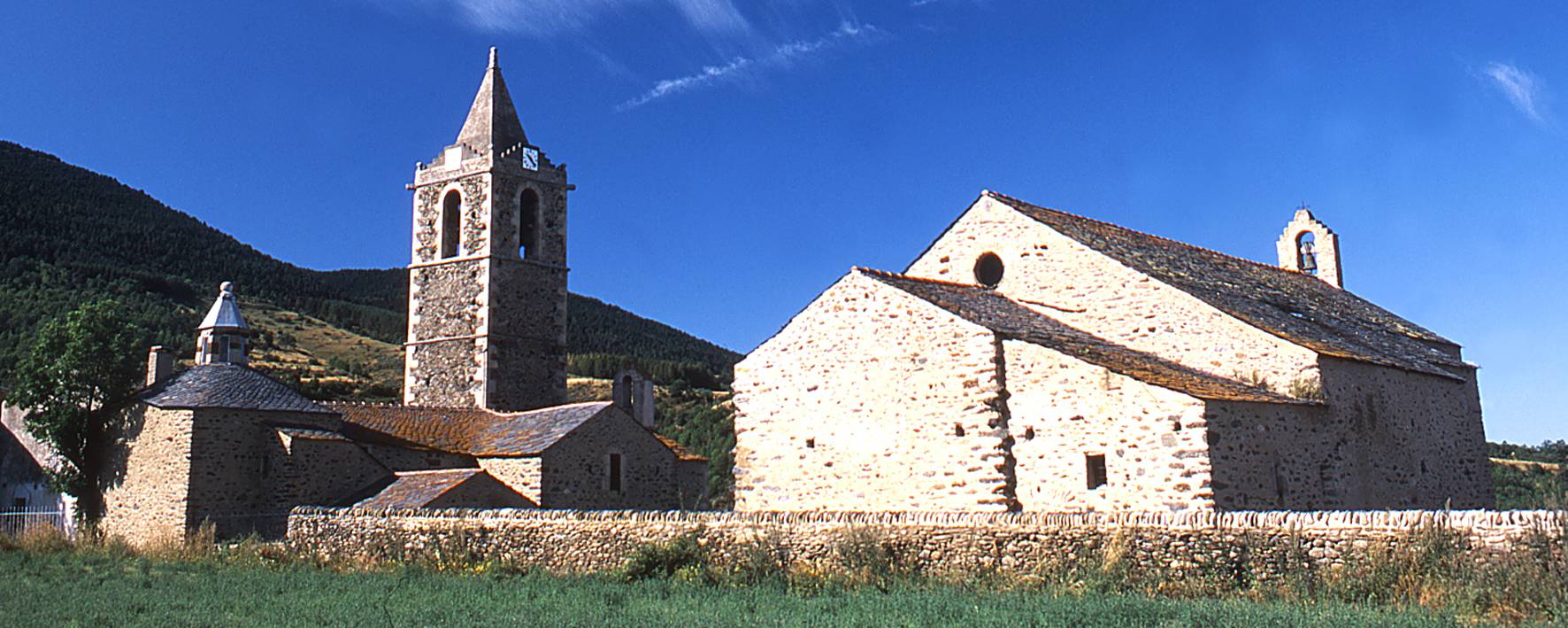 Eglise paroissiale et chapelle d'Err en Pyrénées Cerdagne