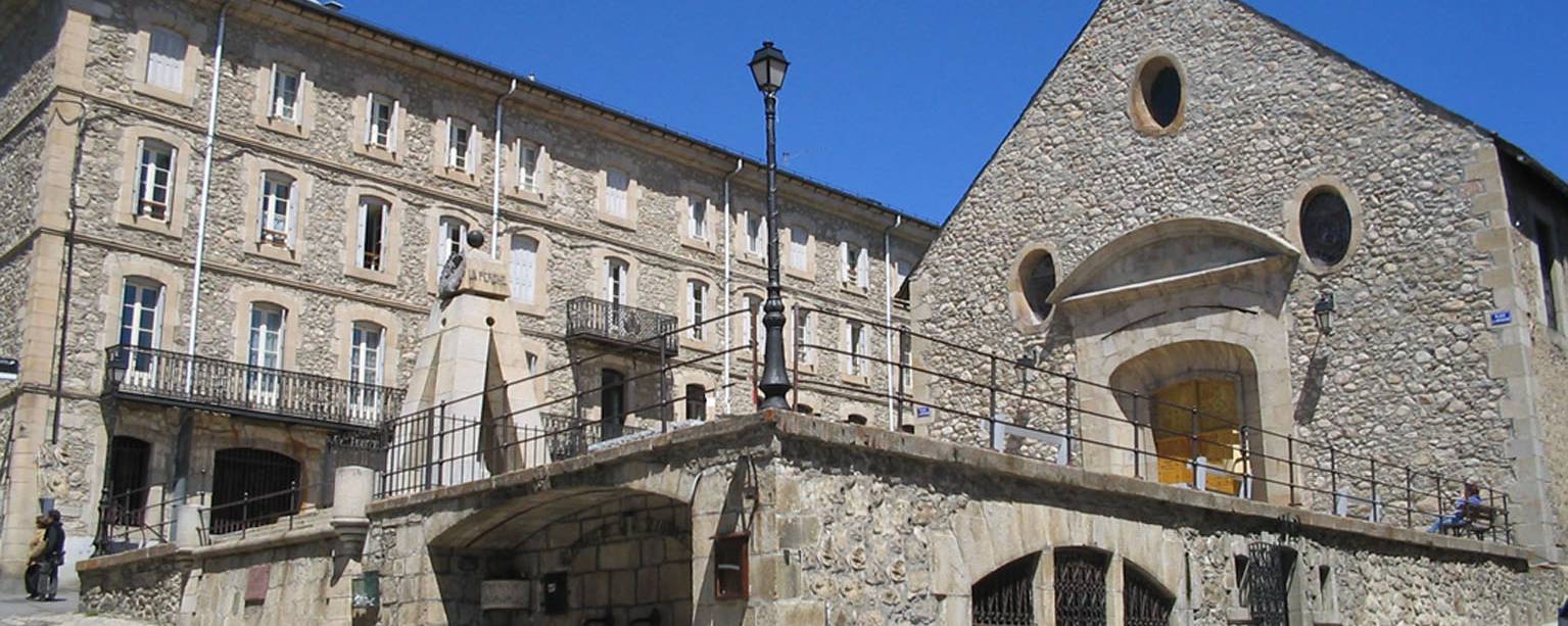Place de l'église à Mont-Louis 