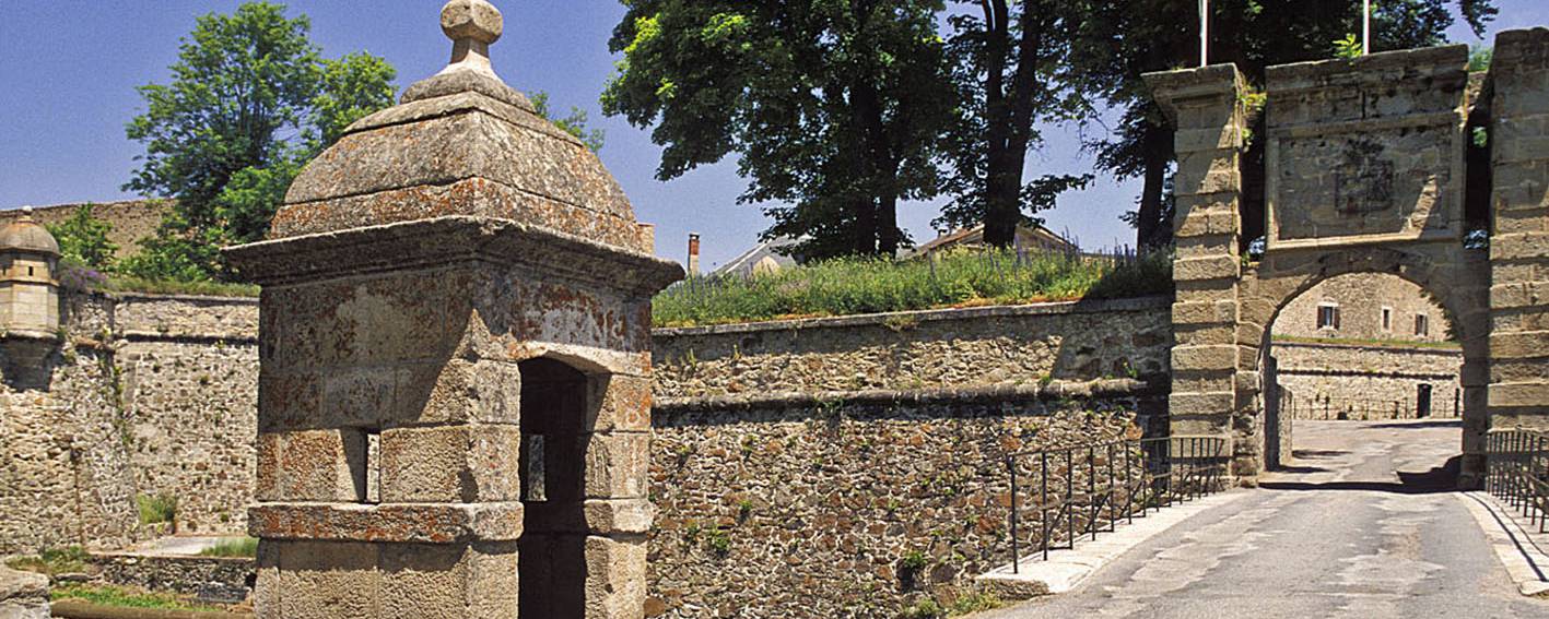 Porte de France, citadelle de Mont-Louis en Pyrénées Catalanes